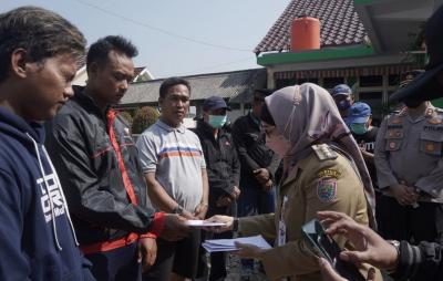 Pj Bupati Batang Berikan Bantuan Santunan Korban Tenggelam Kapal KM Prima United