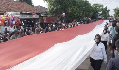 BENDERA MERAH PUTIH SEPANJANG 77 METER