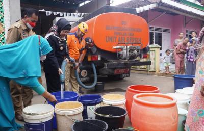 Pj Bupati Batang Terjun Langsung Distribusikan Bantuan Air Bersih