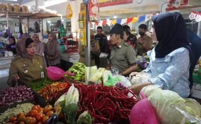 Pj Bupati Batang Tinjau Harga Komoditas Bahan Pokok Mulai Alami Kenaikan