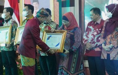 Pj Bupati Batang Menerima Penghargaan Kepala Daerah Ramah Investasi di Jawa Tengah
