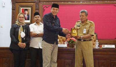 Ketua DPRD Kabupaten Karanganyar Tertarik Pelayanan Disdukcapil Batang