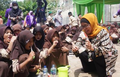 PERAGAKAN SIKAT GIGI 