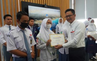 kembangkan-sdm-pt-kit-batang-ajak-300-pelajar-lakukan-program-bright-future-ahead
