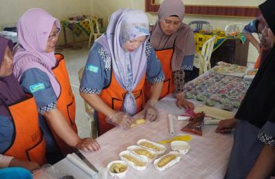 MENGGULUNG ADONAN ROTI
