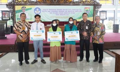 241 Peserta Didik di Kabupaten Batang Terima Bantuan Biaya Pendidkan