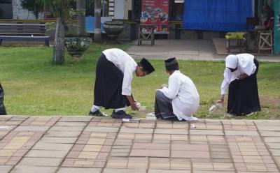 BERSIHKAN SISA SAMPAH MAKANAN