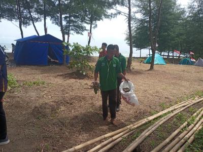 Meriahkan Sumpah Pemuda, Kwaran Bersama WBP Bersihkan Pantai