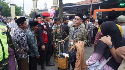 Pj Bupati Batang Berangkatkan 103 Jamaah Umroh
