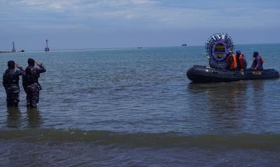 BAWA KARANGAN BUNGA ke LAUT