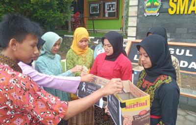 PELAJAR GALANG DANA BAGI KORBAN GEMPA CIANJUR