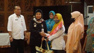 HUT Ke-23 Dharma Wanita Persatuan, DWP Batang Bagikan APE dan Sembako