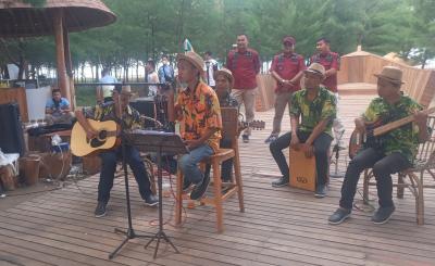 Potensi Bermusik Lapangkustik, Hibur Pengunjung Safari Beach Jateng