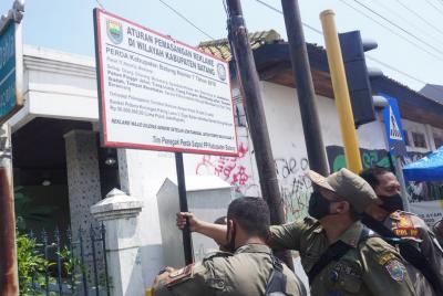 Satpol PP Batang Pasang Papan Perda Pengemis