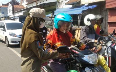 BAGIKAN BROSUR PERDA PENGEMIS