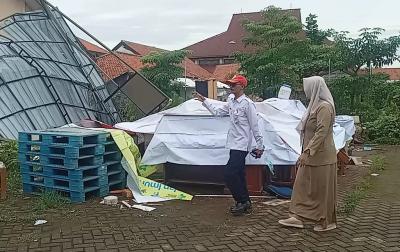 Puting Beliung Melanda, Tenda Vaksinasi di Batang Roboh