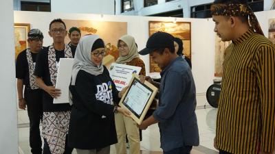 SERAHKAN HADIAH LOMBA FILM PENDEK