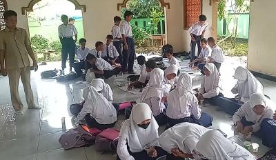 pasca-banjir-kbm-digelar-di-musala-sekolah