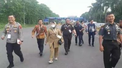 Pj Bupati Batang Bersama Forkopimda Jalan Kaki Hadiri Rakornas Dengan Presiden