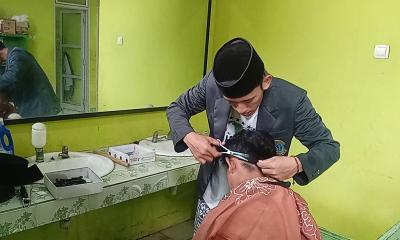 santri-ponpes-siap-berwirausaha-jadi-pemangkas-rambut