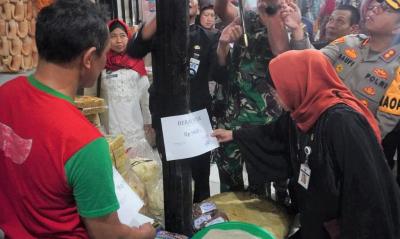 TEMPELKAN HARGA BERAS BULOG