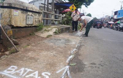 BERIKAN BATAS BEBAS DARI PKL