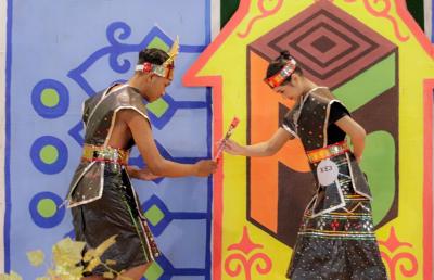 PERAGAKAN BUSANA DARI LIMBAH 