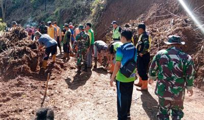 Akibat Tebing Longsor, Jalan Bawang - Pesantren Tertutup Material