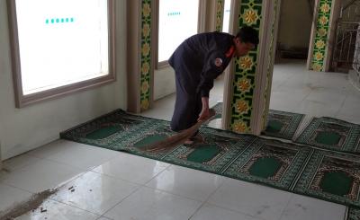 Jumat Berkah, Pengurus Cabang Sapma Pemuda Pancasila Batang Bersih-Bersih Masjid