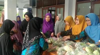Ratusan Paket Sayuran Dibagikan, Jamaah Bayar Pakai Doa