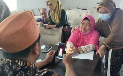 Lansia Mendominasi, Kemenag Dampingi Perekaman Biometric Calhaj