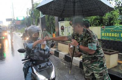 Hujan Bukan Halangan untuk Berbagi Takjil