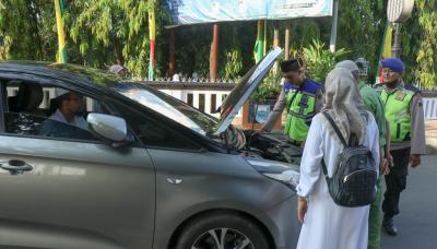 Aksi Sigap Polisi Bantu Mobil Pemudik Mogok