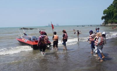 Kapal Speedboat Jadi Wahana Paling Laris di Pantai Ujungnegoro Batang