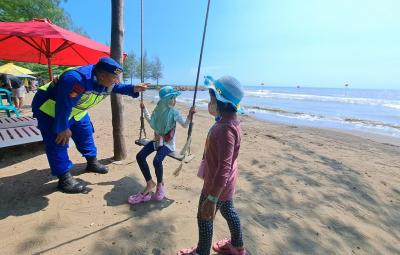 Pastikan Keamanan, Wisatawan Tak Berenang di Pantai