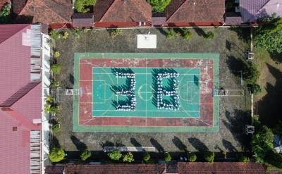 Meriahkan HUT SMA Subah, Pelajar SMP Lakukan Atraksi Paramotor