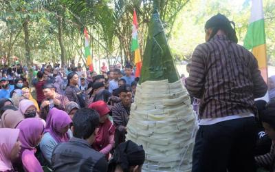 Momen Syawalan, Desa Cepokokuning Batang Meriahkan Dengan Getuk Setinggi 2 Meter