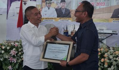 BERIKAN PIAGAM PENGHARGAAN