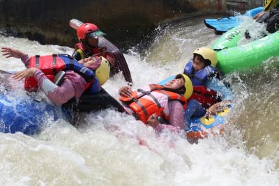 Dawis PKK Kelurahan Kauman Piknik Gratis di Deswita Pandansari