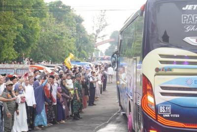 lambaikan-tangan-ke-jemaah-haji