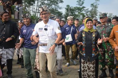 TIRUKAN TARIAN LENGGER