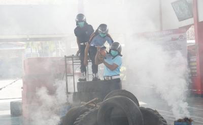 Petugas Lapas Kelas IIB Batang Cekatan Dalam Lomba Ketangkasan Pemadaman Api