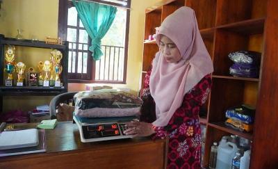 pelayanan-satu-lubang-satu-pelanggan-kub-cahya-laundry-batang-sekarang-punya-aset-rp100-juta