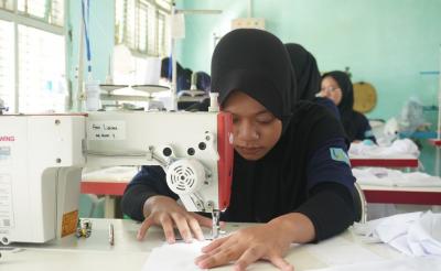 IKUTI PELATIHAN MENJAHIT