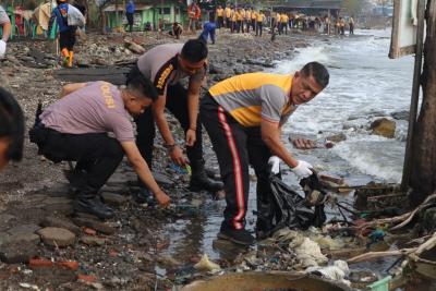 Ratusan Personel Polres Batang Punguti Sampah di Pantai