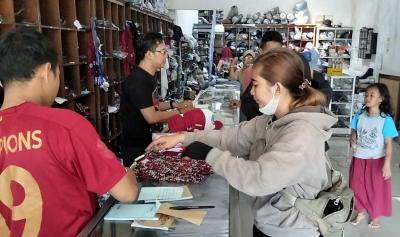 Tahun Ajaran Baru, Pedagang Seragam Panen Cuan