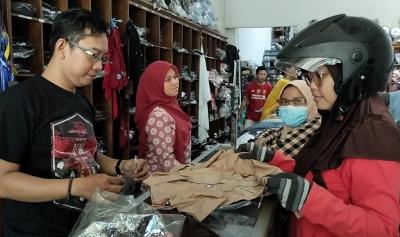 PEDAGANG SERAGAM PANEN CUAN