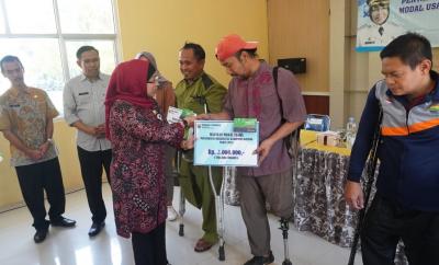 Pj Bupati Batang Beri Bantuan Modal Usaha Kepada 29 Penyandang Disabilitas