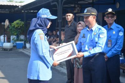 BERIKAN PIAGAM PENGHARGAAN