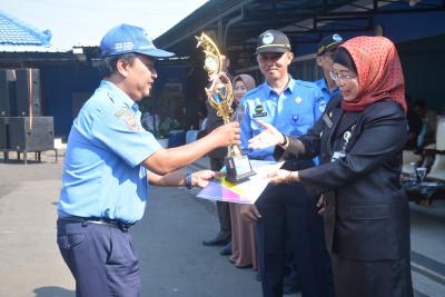 BERIKAN PIALA